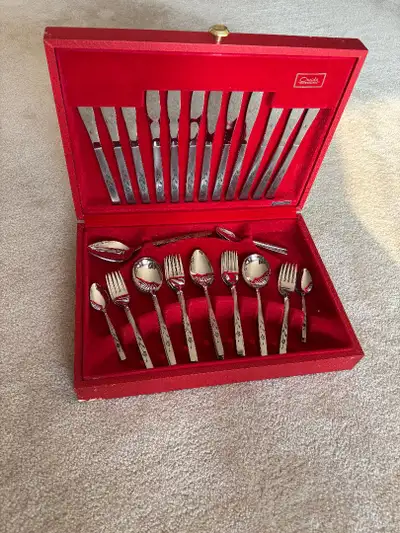 Oneida Deluxe Flatware Set, View more