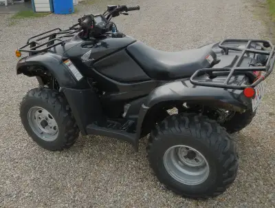 2008 HONDA Fourtrax Rancher TRX 420, 2700 Km. Comes with Warn Winch, and Warn 54" Snow Blade.