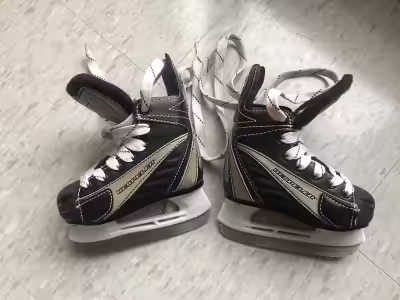 Patins en bon état. Marque Hespeller Taille : 8Y Besoin d’affutage. Environnement sans fumée ni anim...