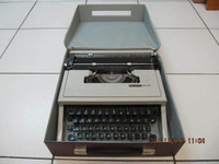 ClassicOlivettiUnderwood Lettera 31 LightweightTypewriter 1968
