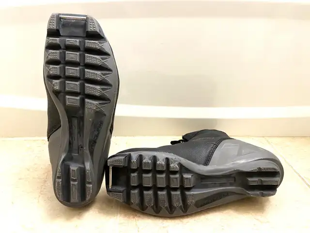 Atomic Cross Country Ski Boots Size 38 2/3 Eur Bottes de Ski in Ski in City of Montréal - Image 6