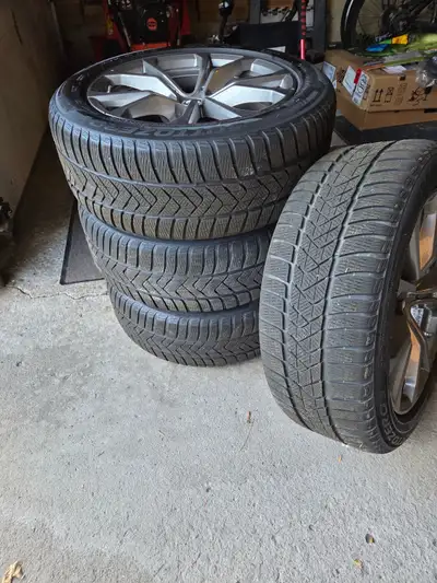 Pirelli Sottozero Winter P225/50 R17 Runflat unidirectional 98H tires on BMW factory 17 in rims. Ins...