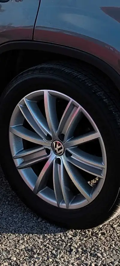 Mag VW original 18pouce Sur tire 7/32 Un mag a ete acrocher sul trottoir par lancien proprio, petite...