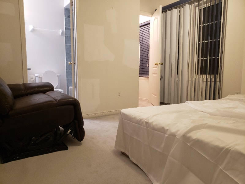 Room in a very clean, quiet & orderly house, York U. Village Short