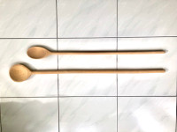 2 grandes cuillères en bois 28",32"/ 2 large wood spoons 28”,32”
