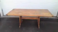 Table de salle à manger en bois avec 6 chaises