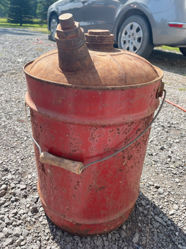 Vintage gas can in Arts & Collectibles in Napanee