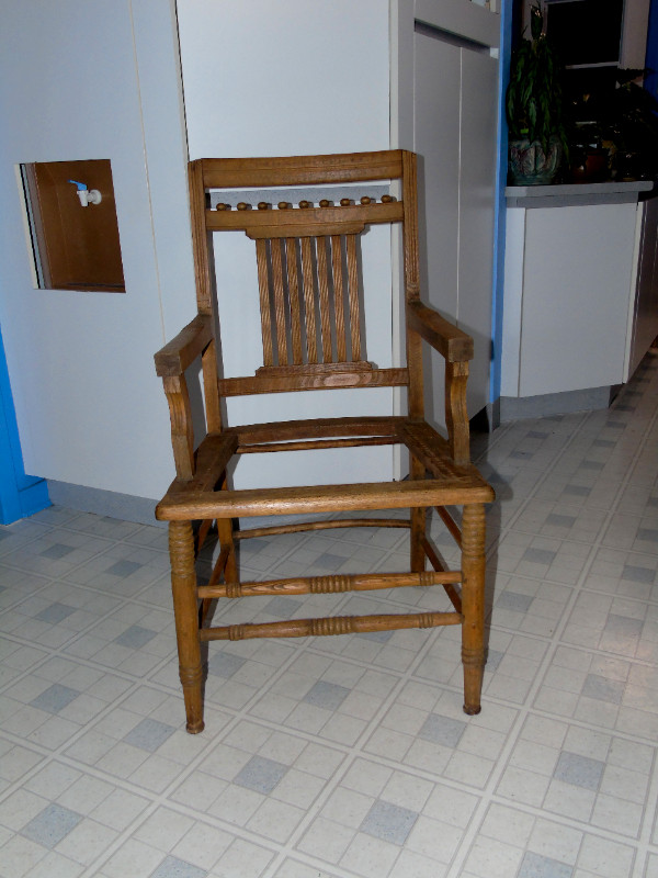 Chaise Antique à 2 bras (capitaine) en chêne (bois dur) dans Chaises, Fauteuils inclinables  à Ville de Québec