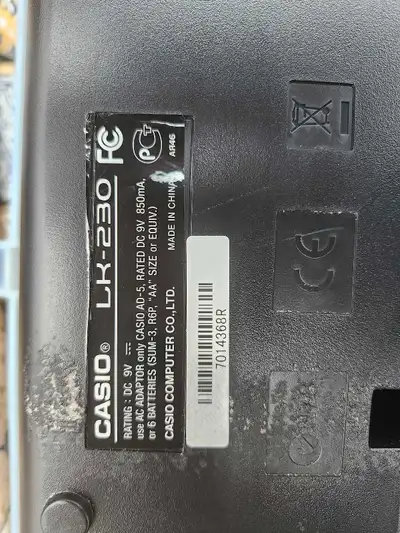 Excellent condition, runs on AC power included or batteries AA 6X1.5 V it has plenty of built-in les...