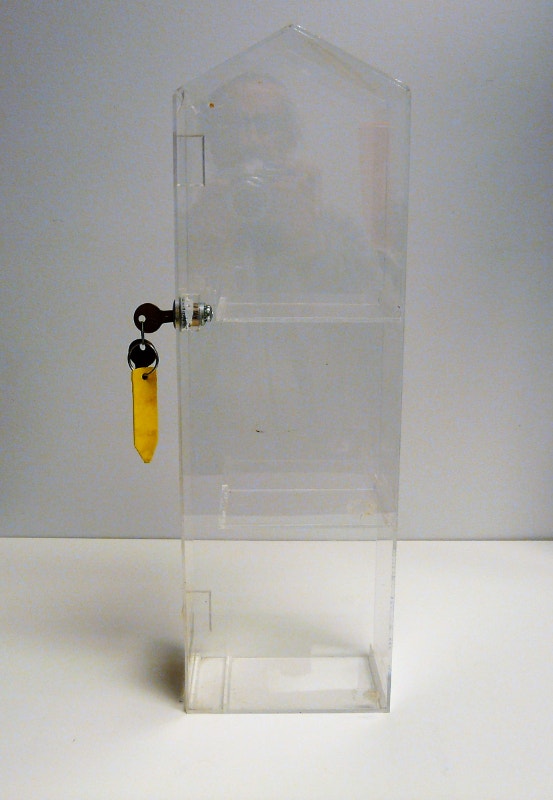 PRÉSENTOIR "VINTAGE" EN PLEXIGLASS Art et objets de collection Lévis Kijiji