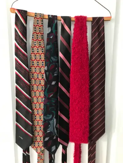 Assortiment de cravates de différentes couleurs à 5$ chacune, View more