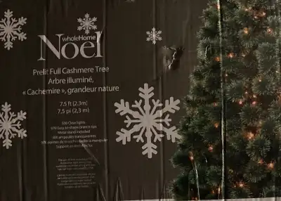 Sapin de Noël avec lumières 7.5 pieds payé 400$, View more