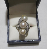 10K WHITE GOLD LADIES RING WITH 3 PEARLS