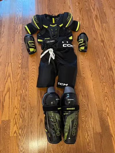 Équipement hockey 10 à 13 ans NEUF, View more