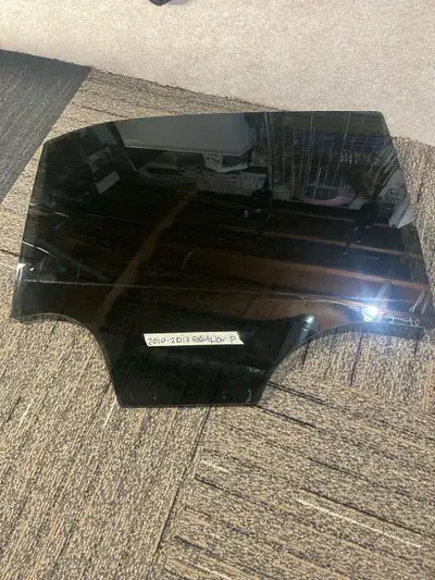 $65 OBO. 2010-2017 CHEVY EQUINOX OEM WINDOW GLASS. 2ND ROW PASSENGER SIDE. PERFECT SHAPE. CALL OR TE...