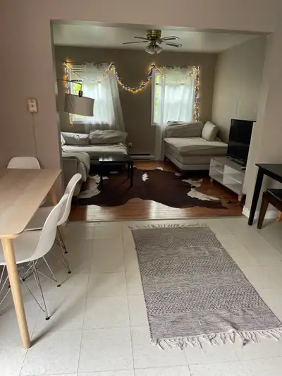 Ready for July 22 onward to MOVE IN and for Viewings! ONE MONTH MINIMUM short term or long term Mont...
