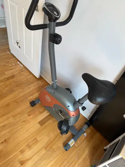 Ce vélo stationnaire de marque est parfait pour les entraînements à domicile, offrant un excellent m...