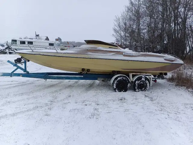 Inboard boat Carlson Glastron in Powerboats & Motorboats in Prince Albert - Image 3
