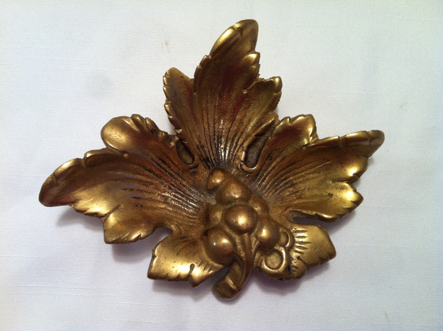 BORNZE LEAF PLATE in Arts & Collectibles in Barrie