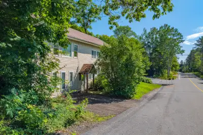 Recently renovated 2 bedroom/1 bath apartment - Minett Muskoka - Upper unit - full set of interior s...