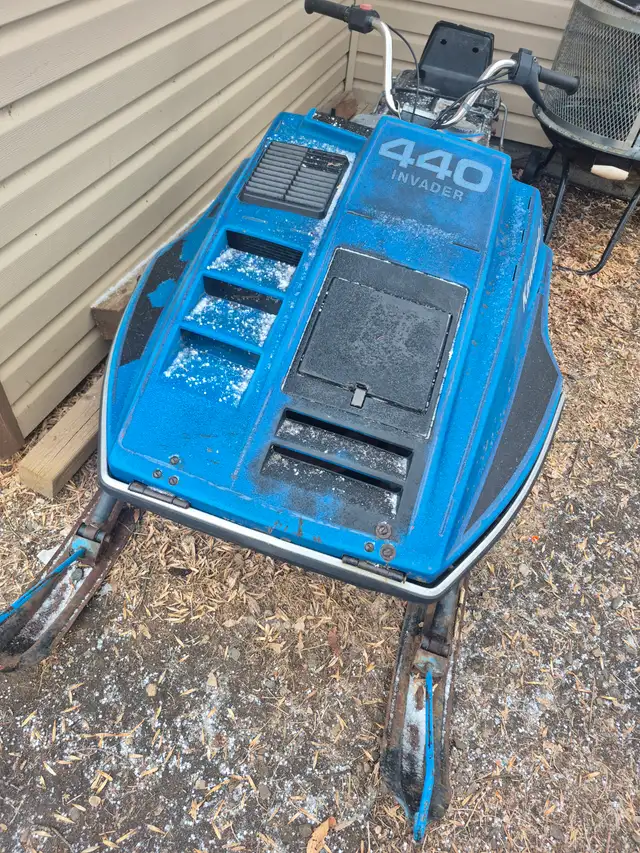 2 old snowmobiles in Snowmobiles in Saskatoon - Image 2
