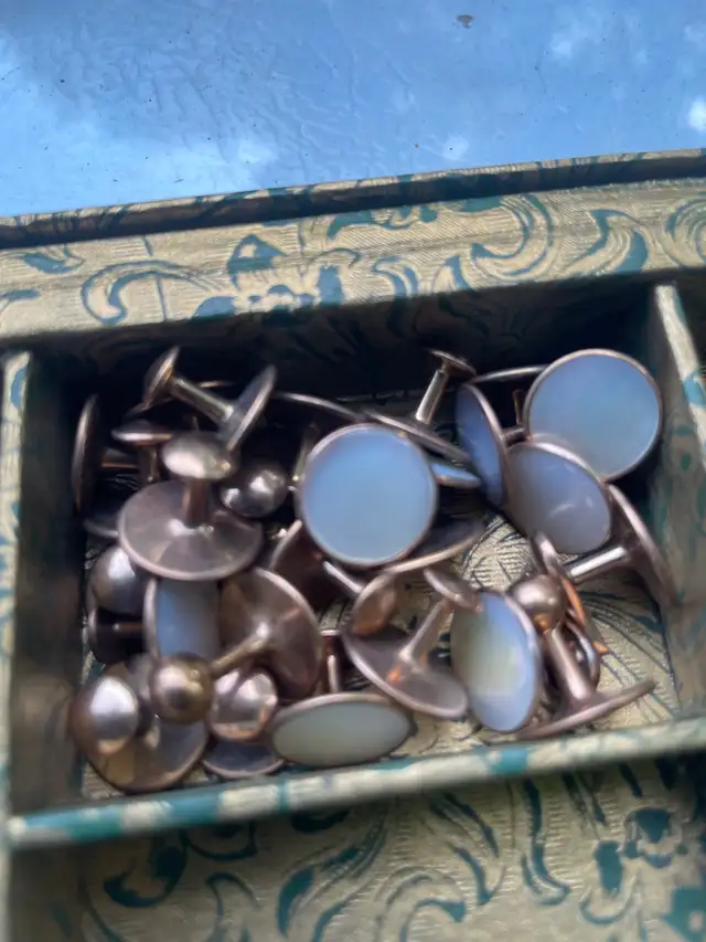 Nice box with mother pearl buttons  in Hobbies & Crafts in Owen Sound - Image 4
