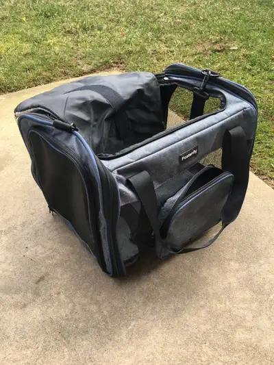 med size animal carrying case in verry good condition