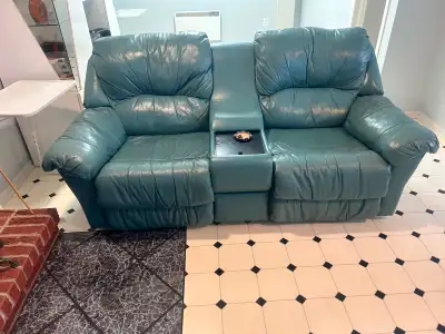 2 causeuse en très bonne état cuir véritable les deux pour $450 ou meilleur offre! Pas de livraison...