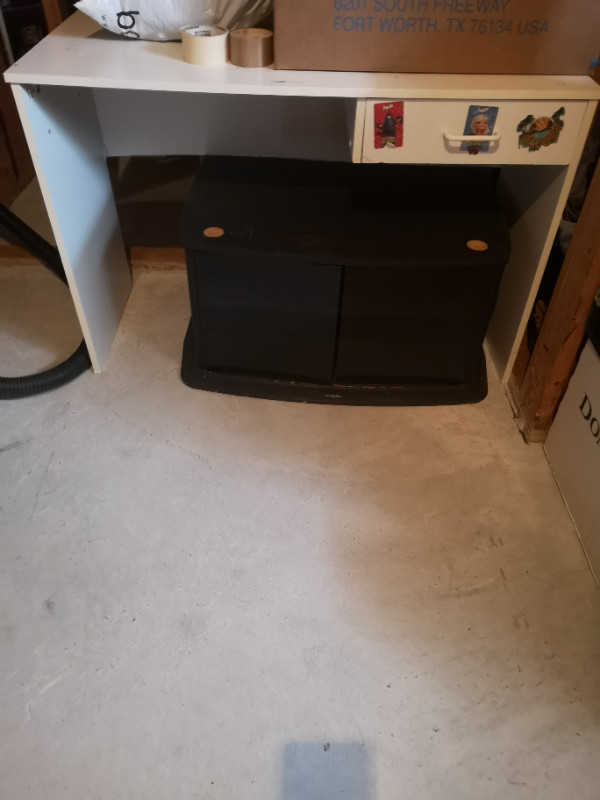 desk, tv stand in Free Stuff in North Bay - Image 2