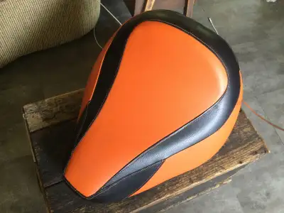 Deux sièges de moto vendu séparément 100$ chaque , recouvernement neuf