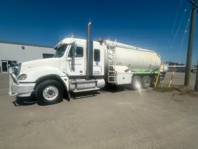 2006 Freightliner Columbia with sleeper , Water Truck , large aluminum water tank with new pump new...