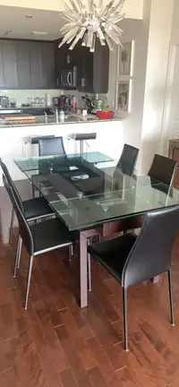 Table de salle à manger + 6 chaises en cuir noir Marque itali