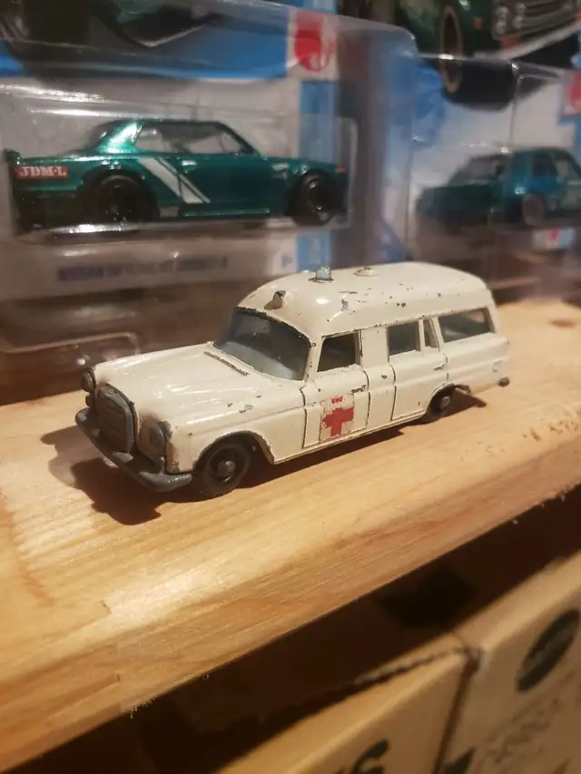 VINTAGE 1960s Lesney Mercedes Benz Ambulance White OPENING DOOR in Arts & Collectibles in Markham / York Region - Image 2