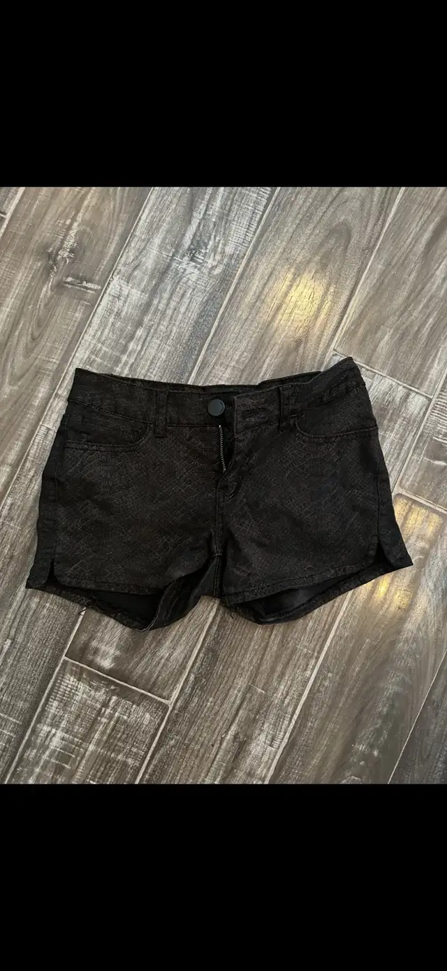 Women’s Size 1/2 Shorts in Women's - Bottoms in Mississauga / Peel Region - Image 2