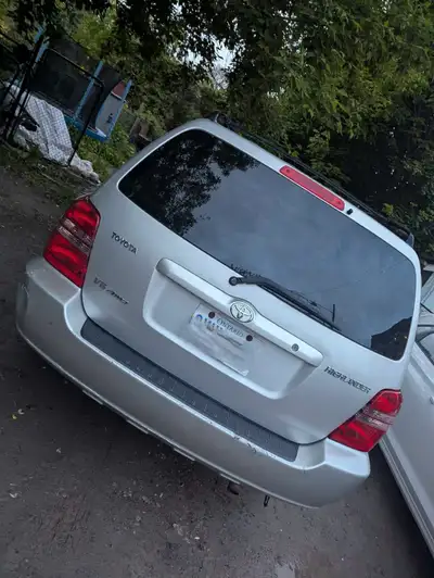 TOYOTA HIGHLANDER Oil changes done every 5k Mechanics car, well maintained Needs RF wheel bearing RF...