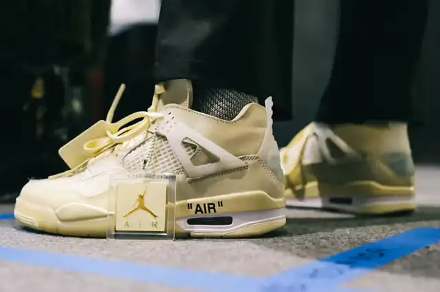 Nike Air Jordan 4 Off-White US” 8.5” size in Men's Shoes in Mississauga / Peel Region - Image 5