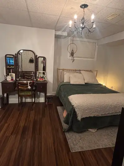 Women applicants only. 1st floor and basement townhouse located near Bickford park and a 3 min walk...