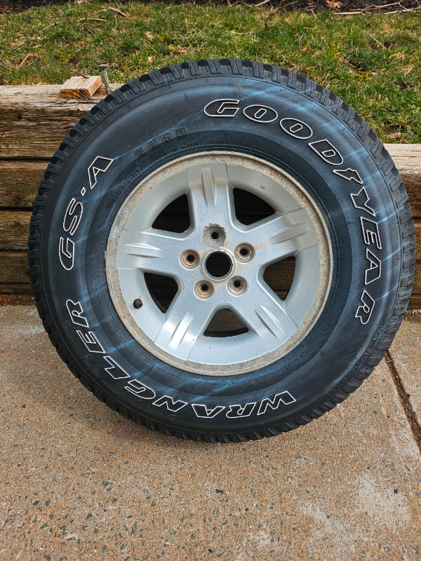 30 X 9.5 X R15 Tire i in Tires & Rims in City of Halifax