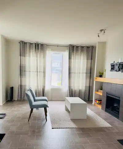 Modern, beautiful spaces at Bridgwater townhouse. It’s a great place for single, female, young profe...