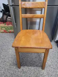 Ancienne  chaise d'école en bois