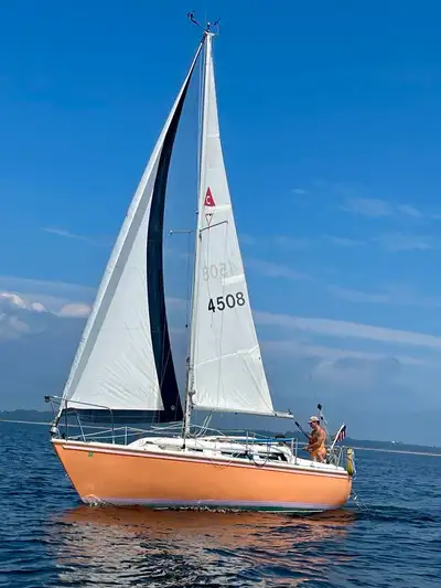 ***Boat located in Plattsburgh, NY.*** Catalina 25 sailboat with a fin keel with traditional interio...