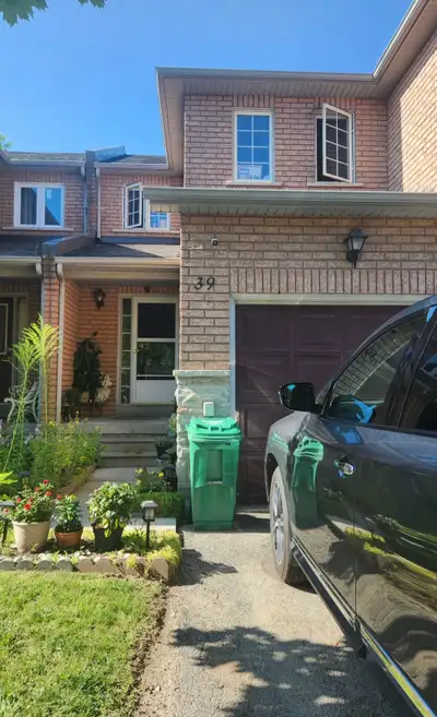 Lease Transfer Available – Immediate Move-In Looking for 3 +1 Beds 1.5 Baths - Townhouse Location: R...