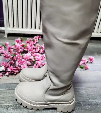 Cassietta off-white/light grey knee high boots -Size 7 for sale, View more