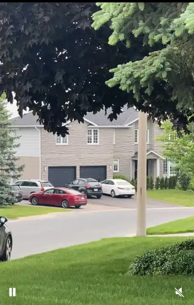 Beautiful, spacious bedrooms for rent-Walk to Fleming College