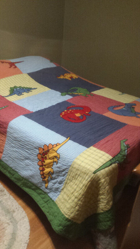 HAND MADE QUILT WITH EMBROIDERED DINOSAURS DOUBLE BED SIZE in Bedding in Stratford - Image 2