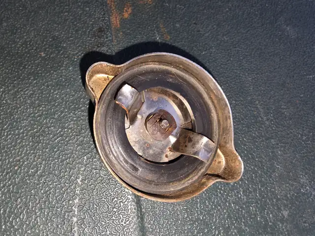 6 Gallon Chrysler Tote Tank Steel Marine Portable Gas Canisters in Other in Windsor Region - Image 7