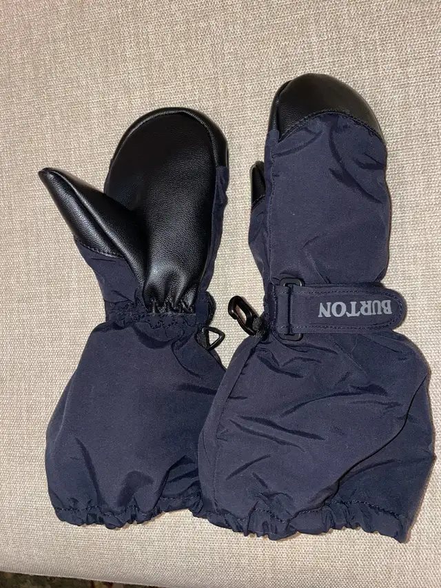 Burton Mini Heater Mittens - Kids (6T)  in Snowboard in City of Toronto - Image 3