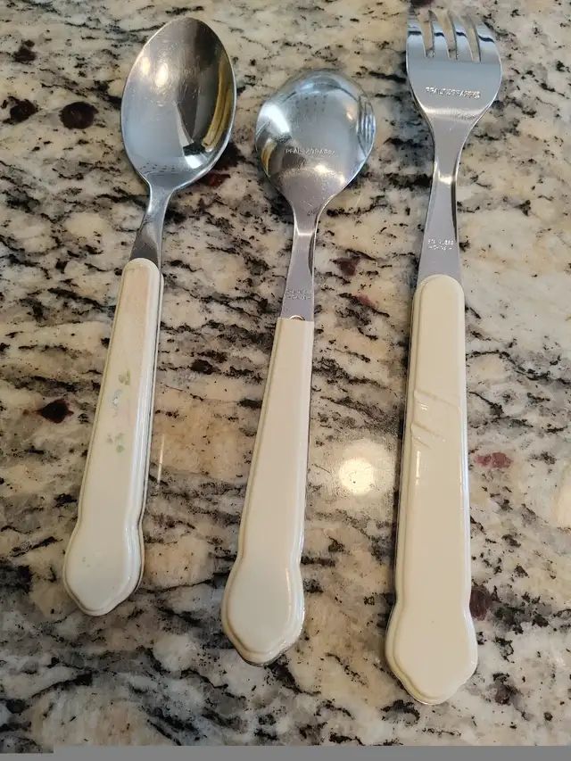 34 piece utensils set (spoons, forks, knives) in Kitchen & Dining Wares in Ottawa - Image 6