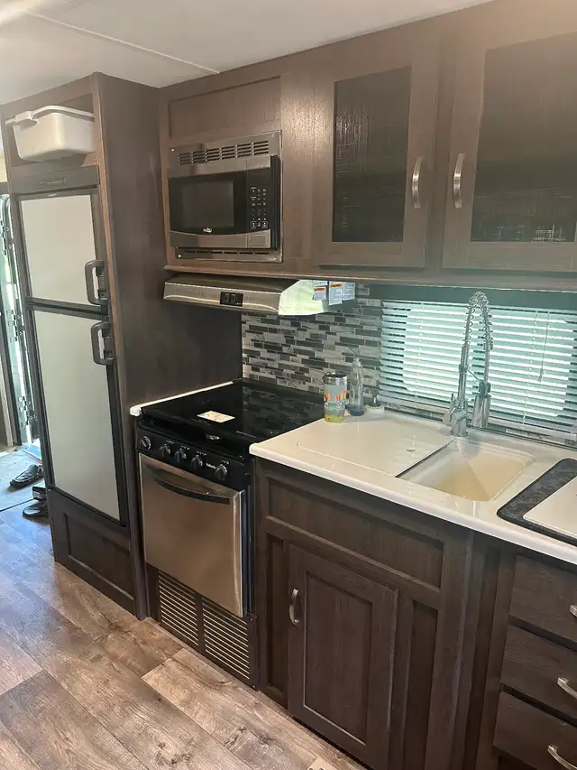 Holiday Trailer Salem 27’ 2018 in Travel Trailers & Campers in Fort St. John - Image 5