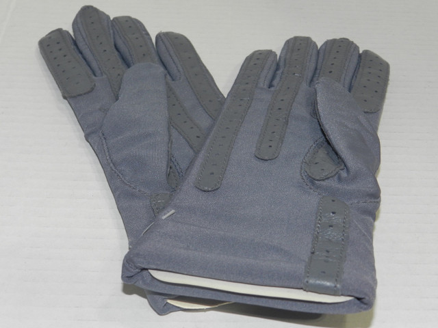 Vintage Aris Isotoner Women's Gloves One Size Warm Lined, Gray, in Women's - Other in Strathcona County - Image 4